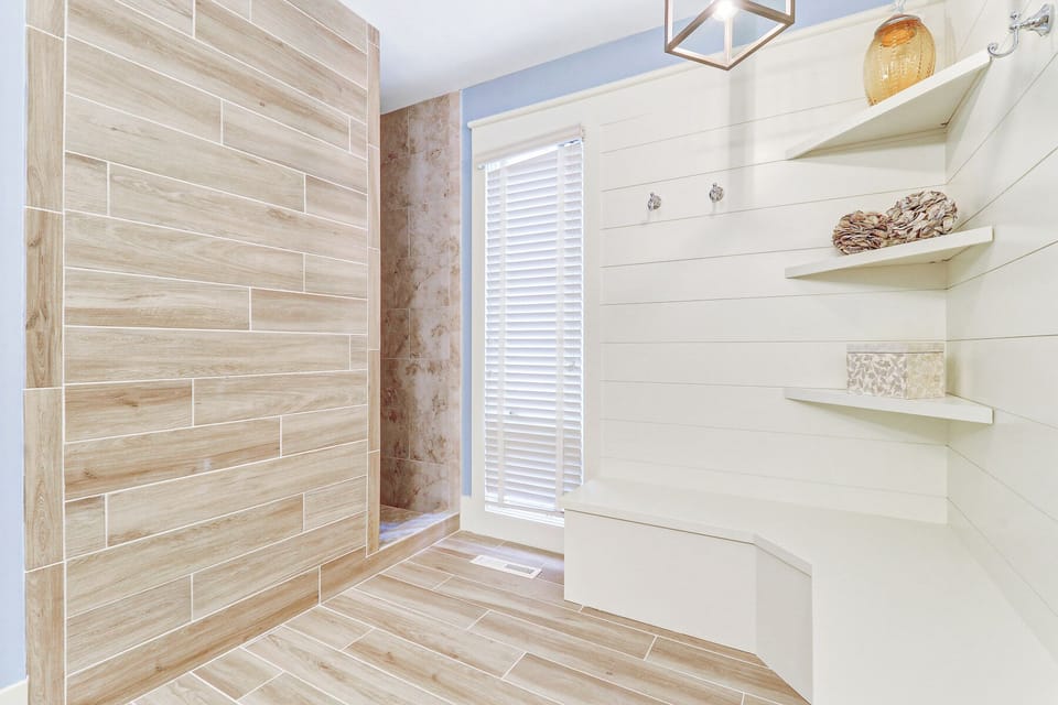 11 Bald Eagle Road - Primary Bathroom (Main Floor)