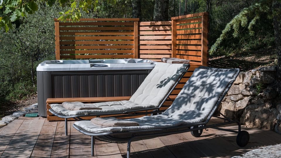 Outdoor spa tub