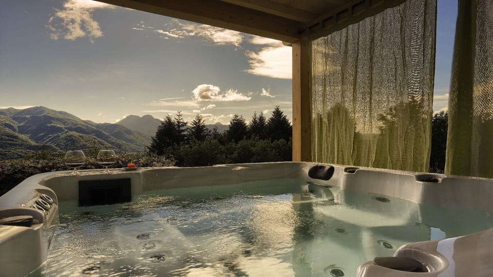 Outdoor spa tub