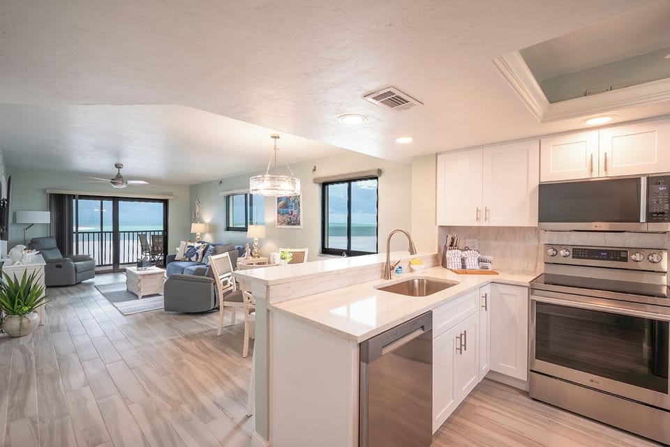 Fabulous, newly remodeled 2 Bedroom, 2 Bath Vacation Condo enjoys gorgeous views from every room