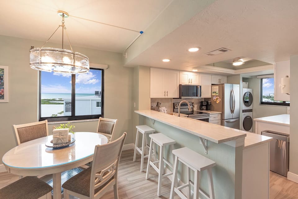 Dining for 4 with additional seating for 3 at the Breakfast Bar   