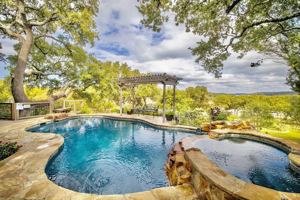 Beautiful pool + hot tub + view