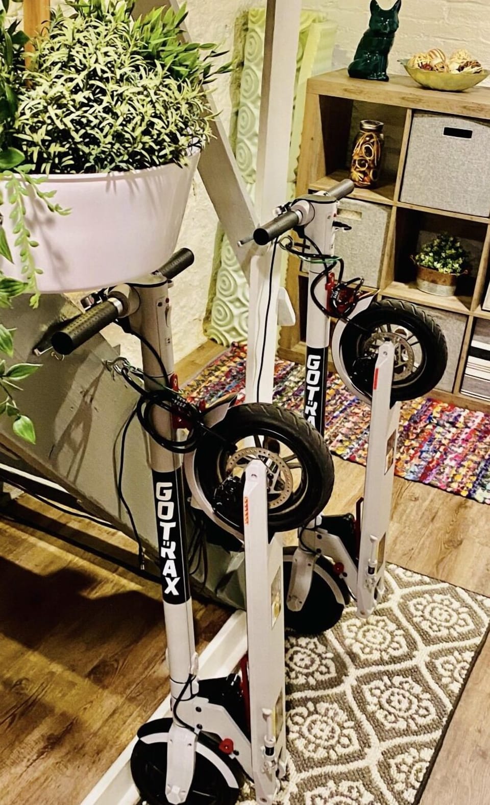 2 electric scooters are onsite for guests to rent.