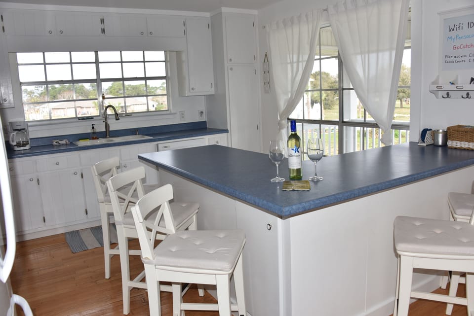Kitchen/bar area