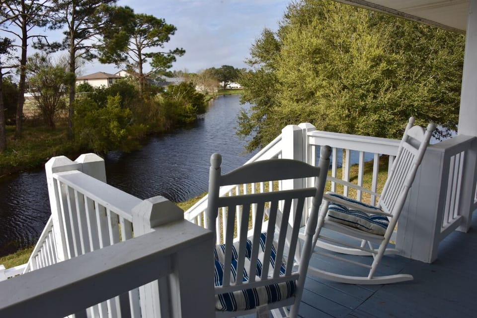  Back porch rockers and waterside views, great fishings from backyard/beach area