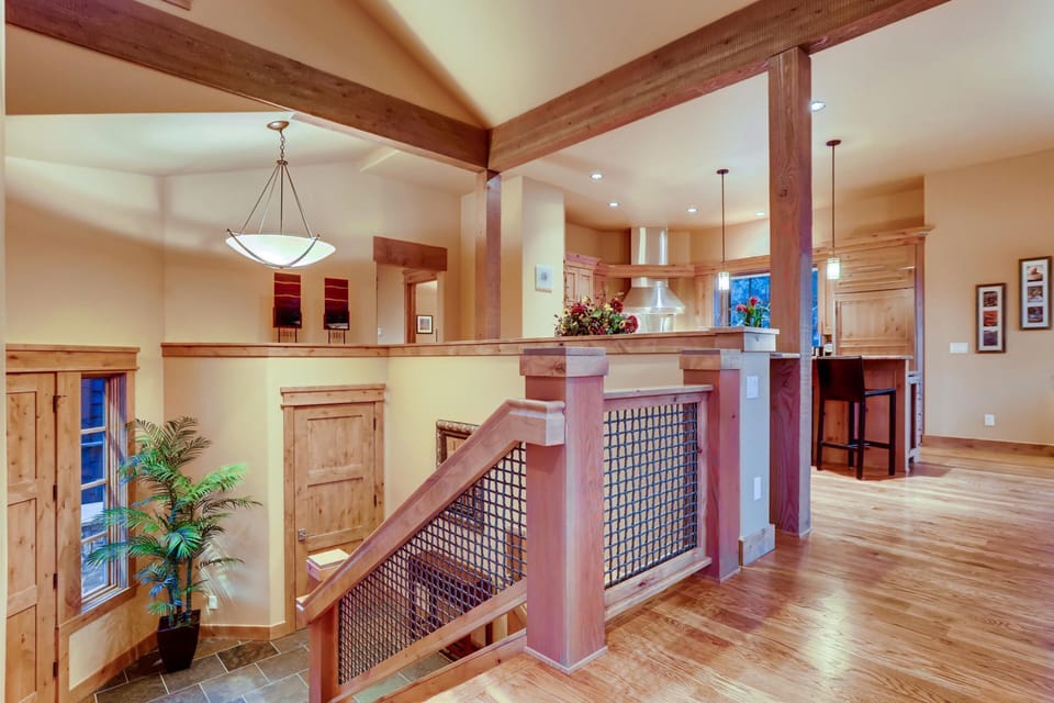 Upper level, Half level Down to Front Entry