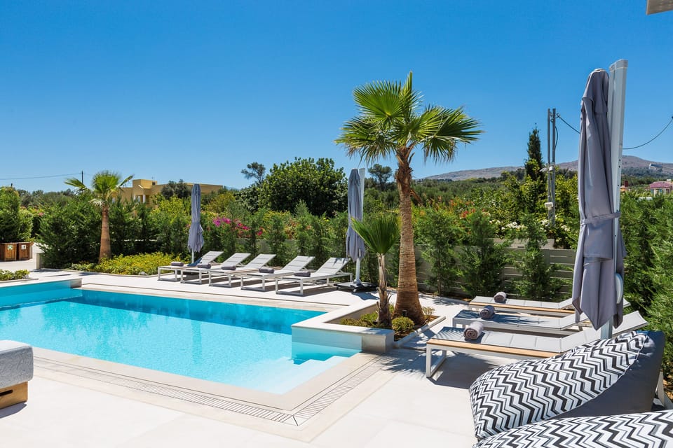 Amazing outdoor area, with a 36 m2 private swimming pool .