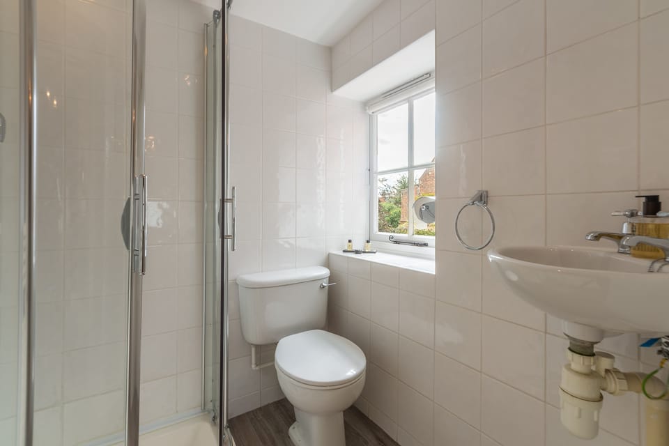 First floor: Bedroom two en-suite