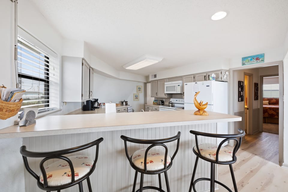 Additional seating at bar to converse in kitchen or grab a quick bite.