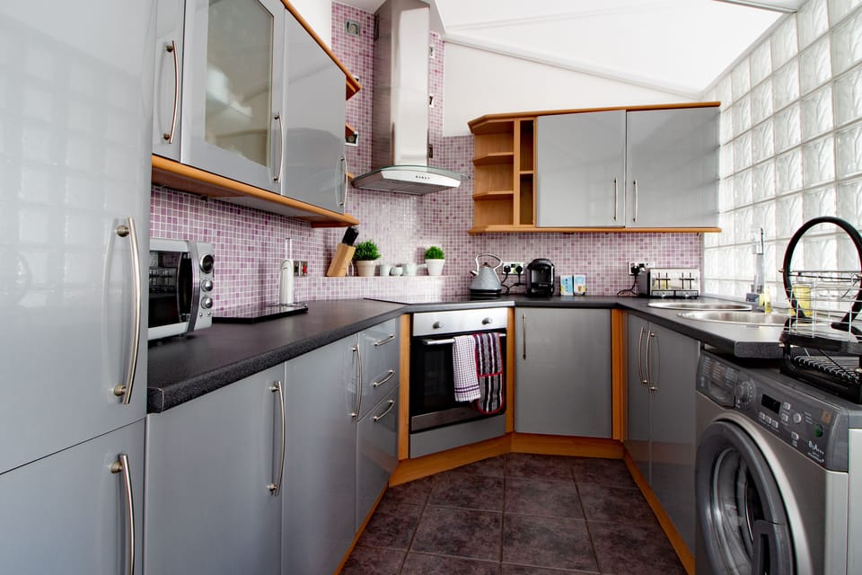 ***Fully fitted kitchen with full fridge freezer and coffee machine***