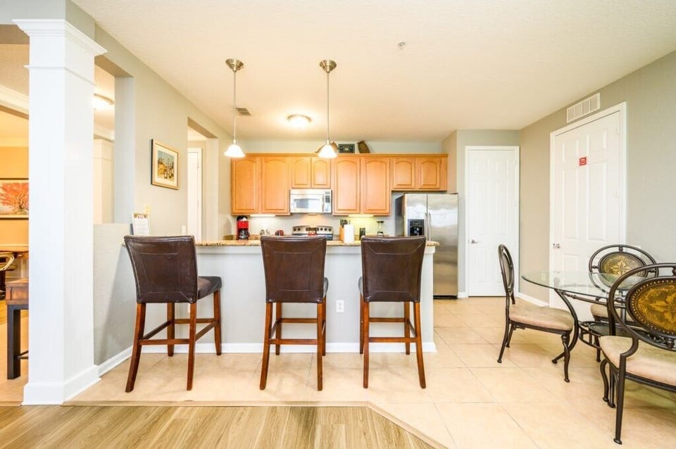Kitchen and Breakfast Bar