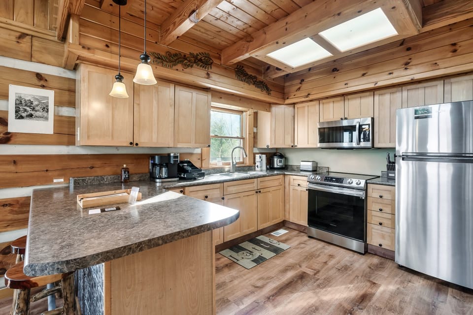 Full equipped kitchen, Keurig w provided K-cups, drip coffee maker, spices