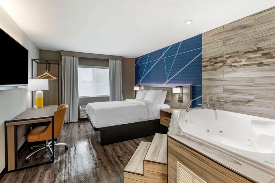 Suite, 1 Queen Bed, Non Smoking | Premium bedding, down comforters, pillowtop beds, desk