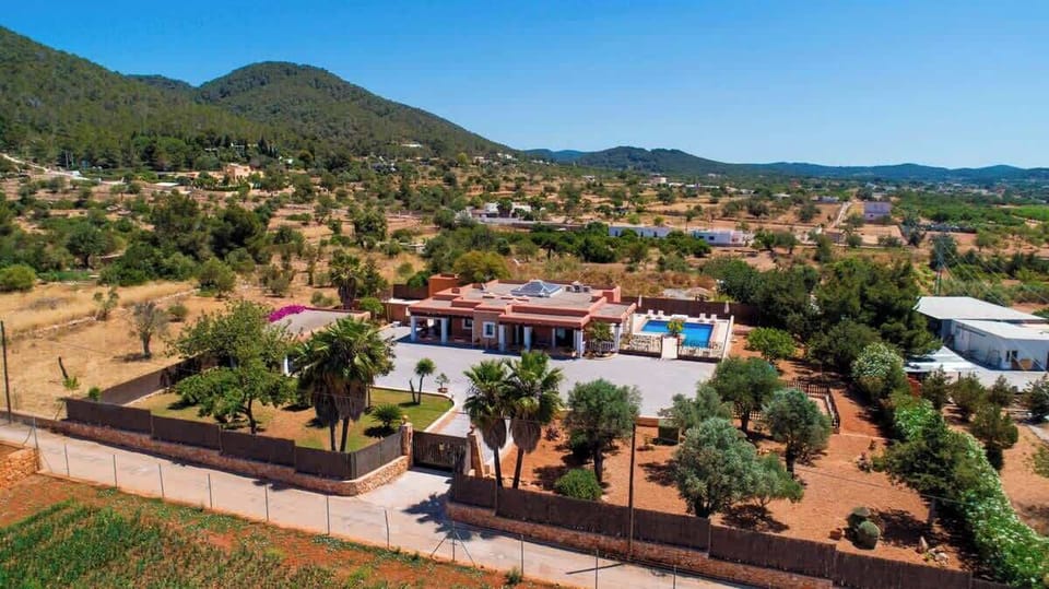 Set in spacious and private surroundings yet within easy reach of amenities