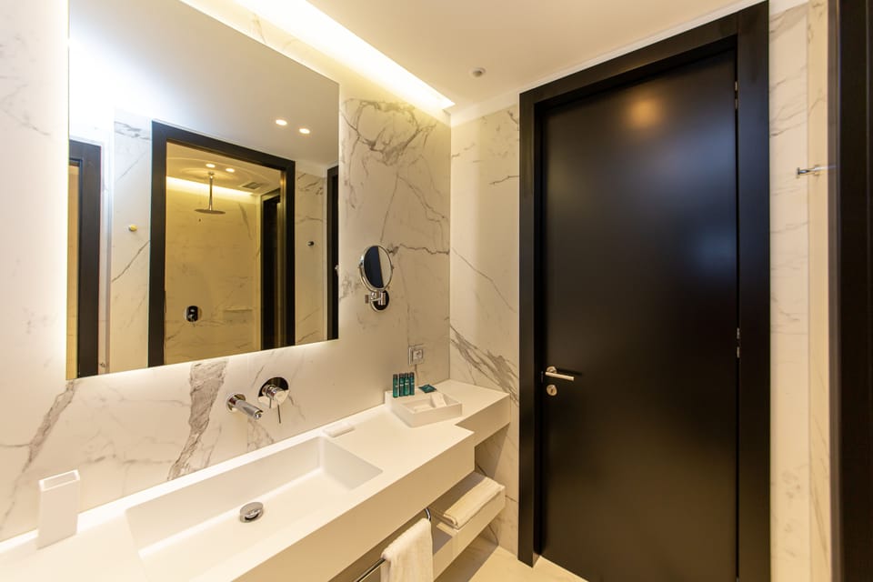 Deluxe Studio Suite, Lake View | Bathroom | Shower, free toiletries, hair dryer, slippers