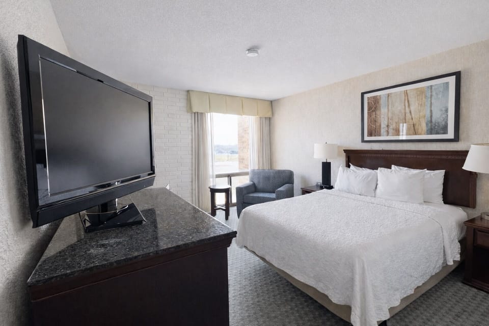 Standard Room, 1 Queen Bed, Accessible Bathtub | Desk, blackout drapes, iron/ironing board, WiFi (free)