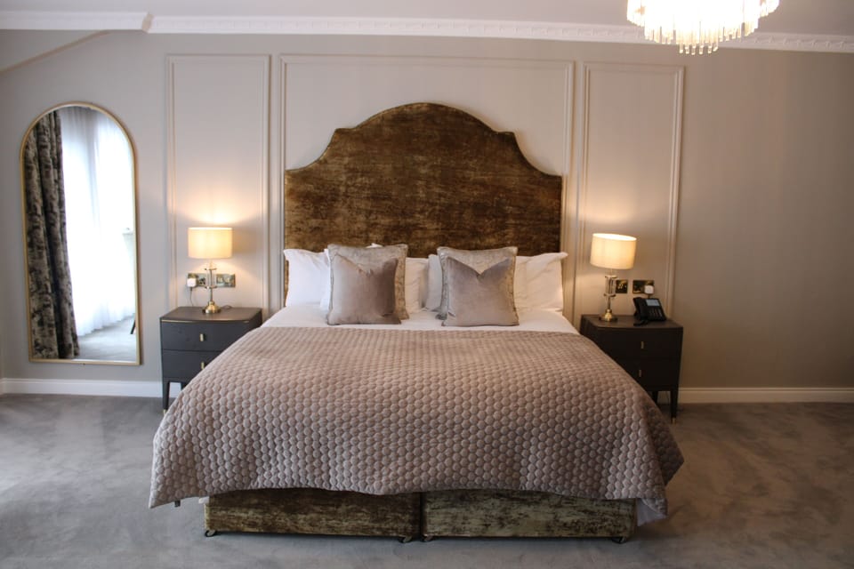 Executive Suite | Hypo-allergenic bedding available, in-room safe, desk