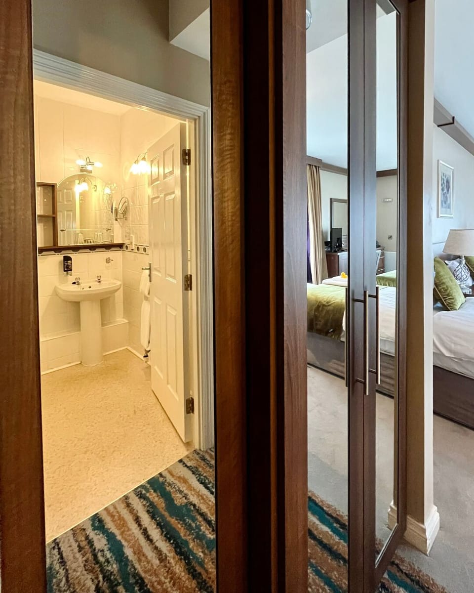 Classic King or Twin Room | Bathroom | Free toiletries, hair dryer, towels, soap