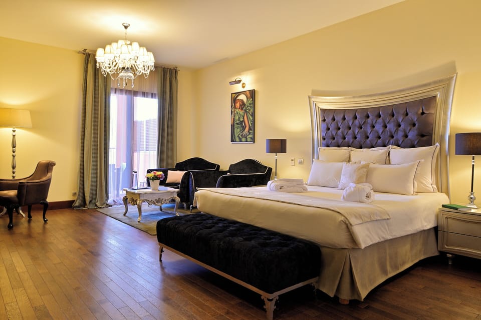 Executive Suite | Premium bedding, in-room safe, desk, laptop workspace