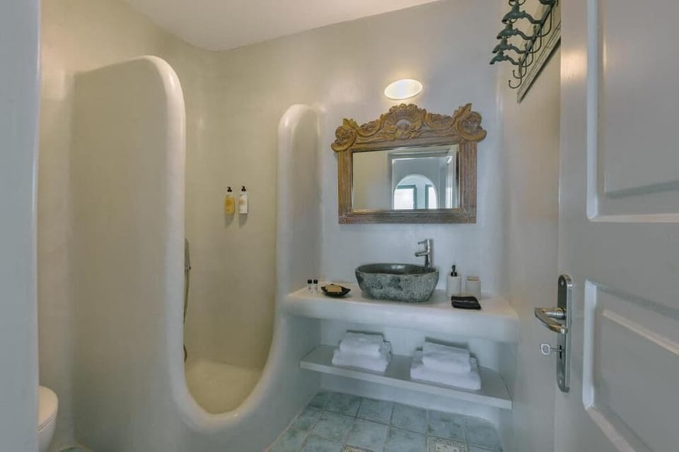 Superior Suite (Caldera View) | Bathroom | Shower, rainfall showerhead, free toiletries, hair dryer