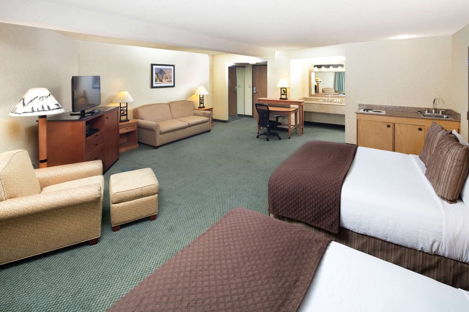 Family Suite | Premium bedding, pillowtop beds, desk, laptop workspace