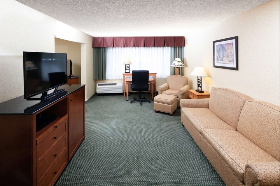 Executive Suite | Living area | 43-inch flat-screen TV with cable channels, TV