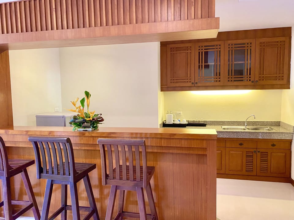 President Suite Two-Bedroom | Living area | 29-inch TV with satellite channels