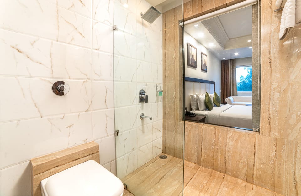 Deluxe Double or Twin Room | Bathroom | Combined shower/tub, free toiletries, towels