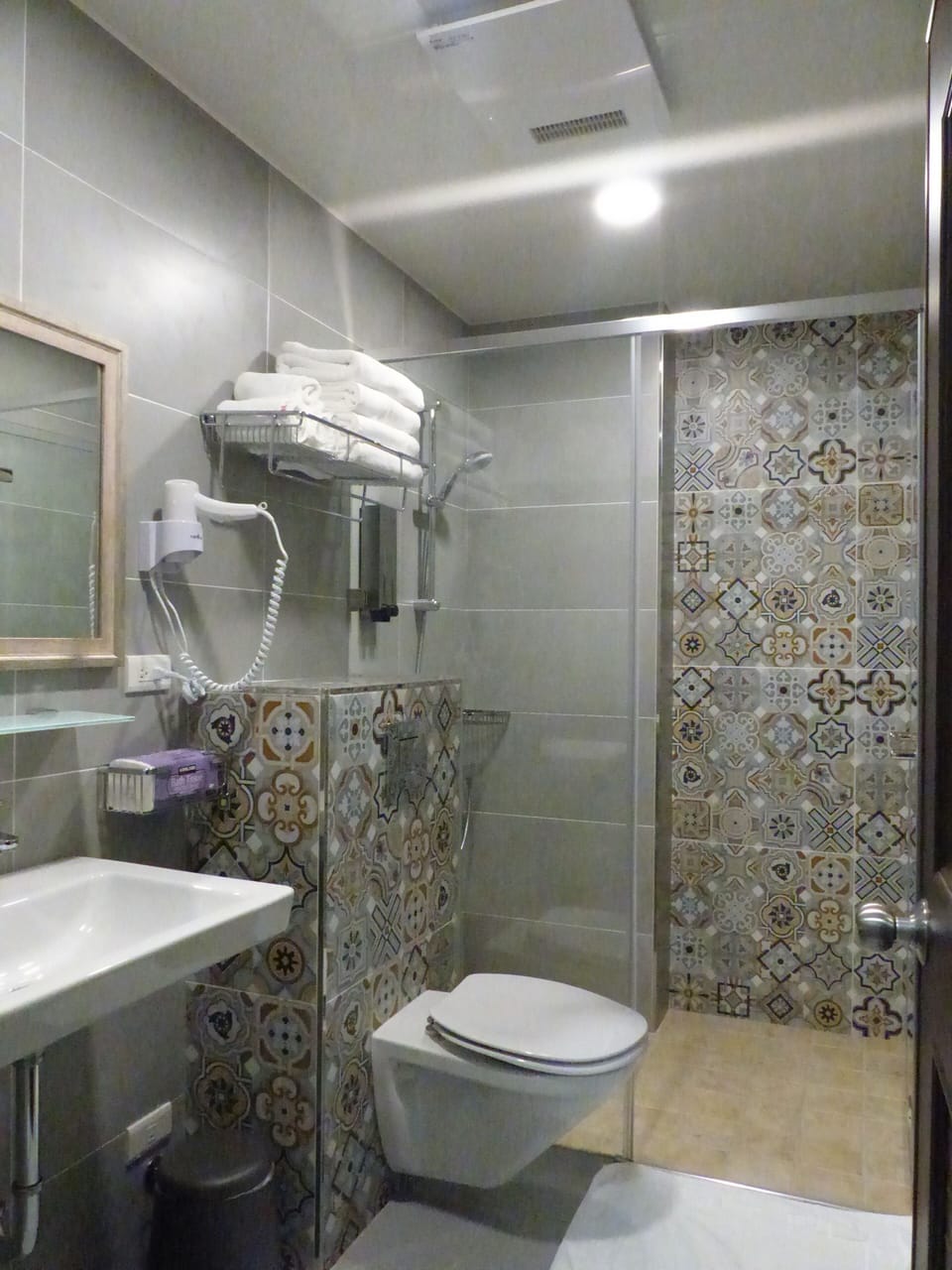 Classic Quadruple Room | Bathroom | Shower, free toiletries, hair dryer, slippers