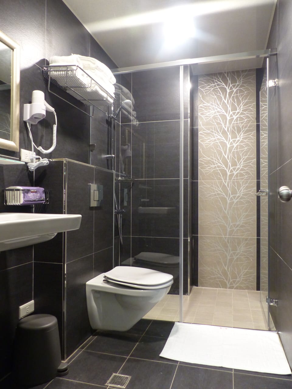 Elite Quadruple Room | Bathroom | Shower, free toiletries, hair dryer, slippers