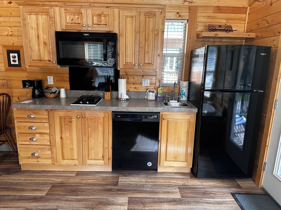 Cabin, 1 Queen Bed, Non Smoking, Jetted Tub | Private kitchen | Fridge, microwave, coffee/tea maker
