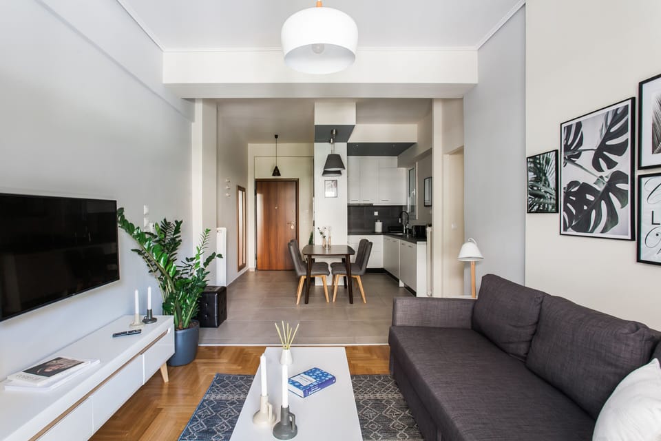 Apartment | Living room | 43-inch flat-screen TV with satellite channels, Smart TV, Netflix