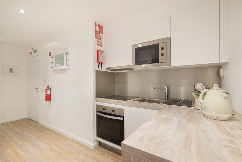 Fully equipped kitchen with a dish machine (built-in appliances)
