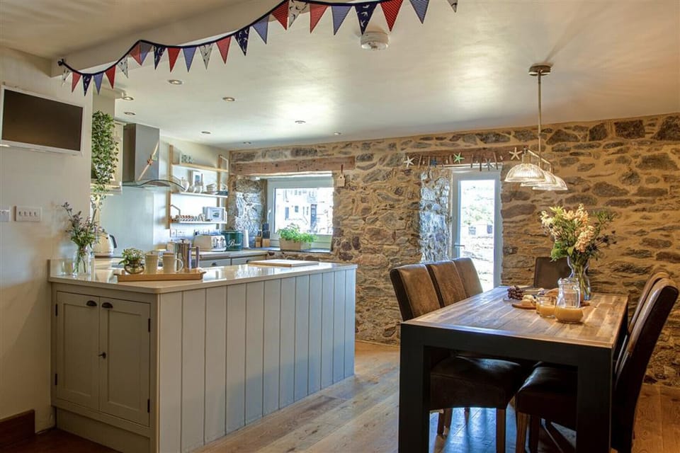 Kitchen dining