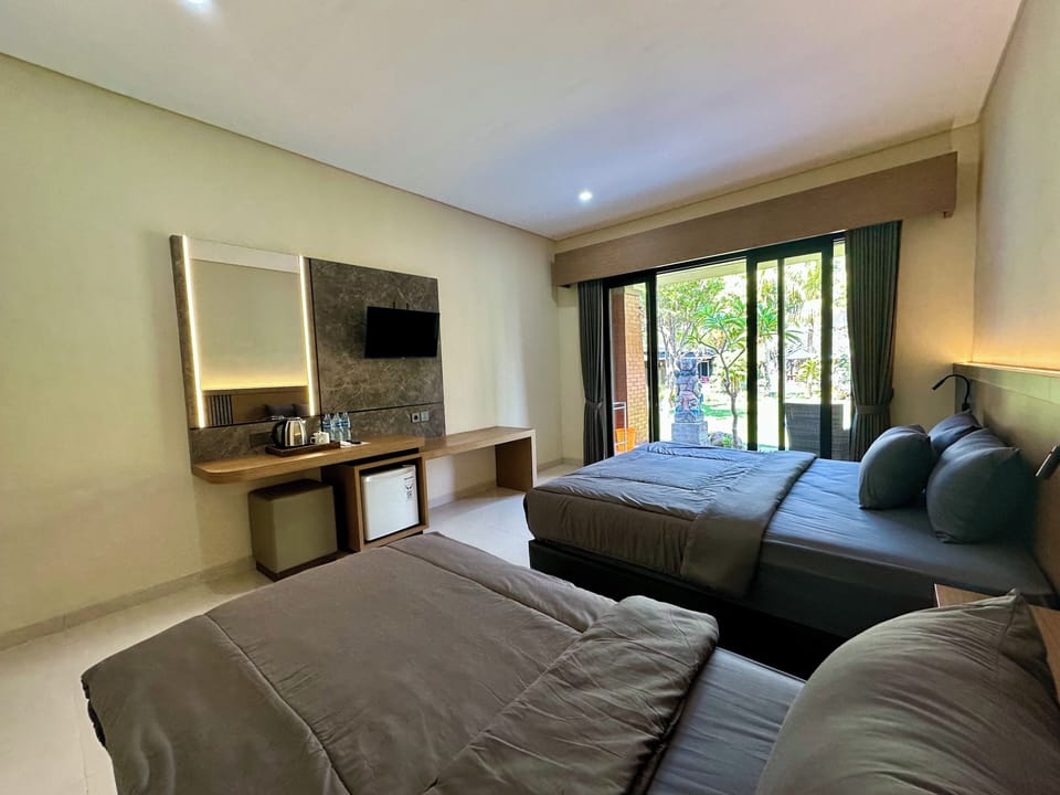 Superior Triple Room, Park View | Hypo-allergenic bedding, minibar, desk, soundproofing