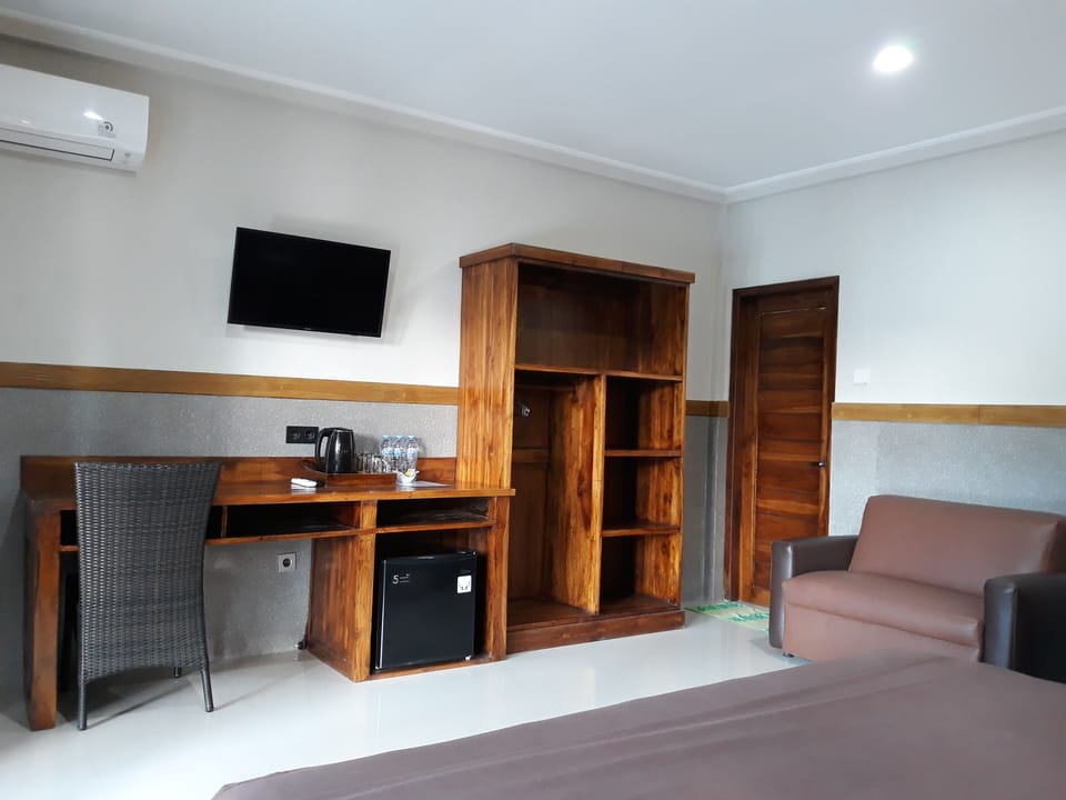 Deluxe Triple Room, Bathtub, Poolside | Room amenity