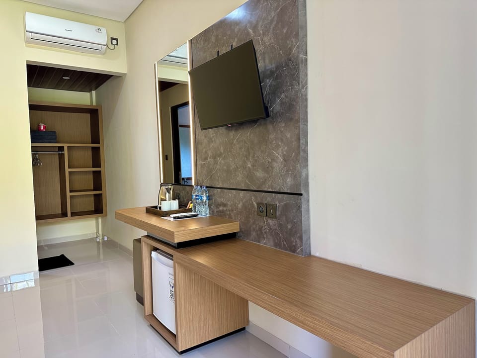Superior Triple Room, Park View | Hypo-allergenic bedding, minibar, desk, soundproofing