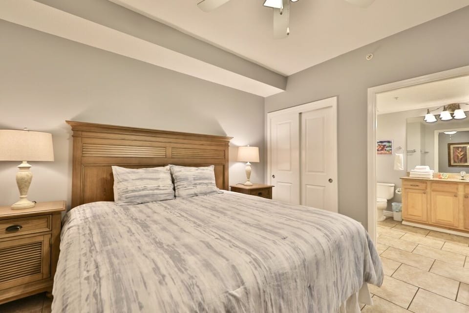 2nd bedroom w/ bathroom access.