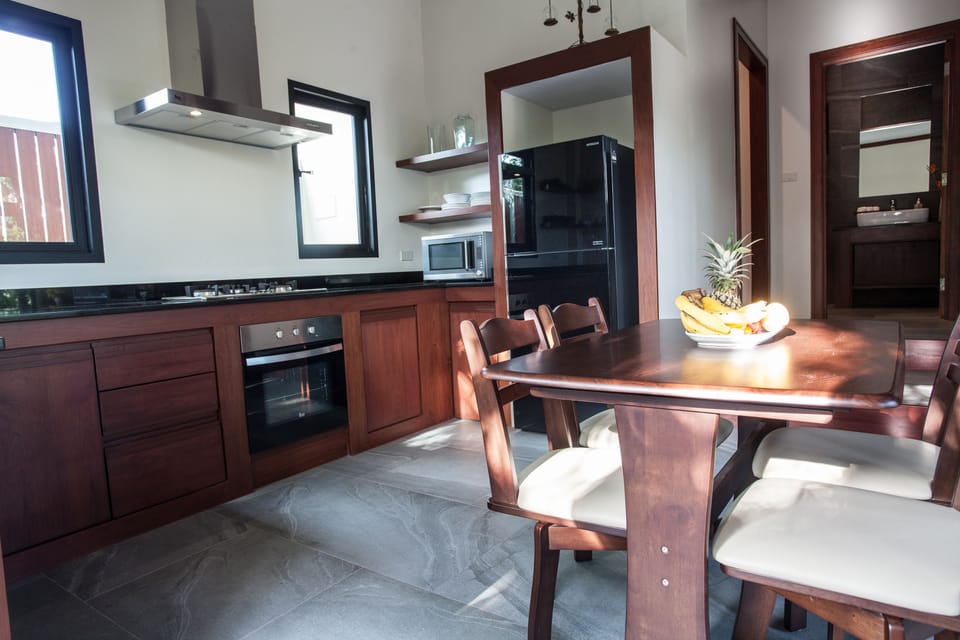 Executive Bungalow | Private kitchen | Full-size fridge, microwave, oven, stovetop