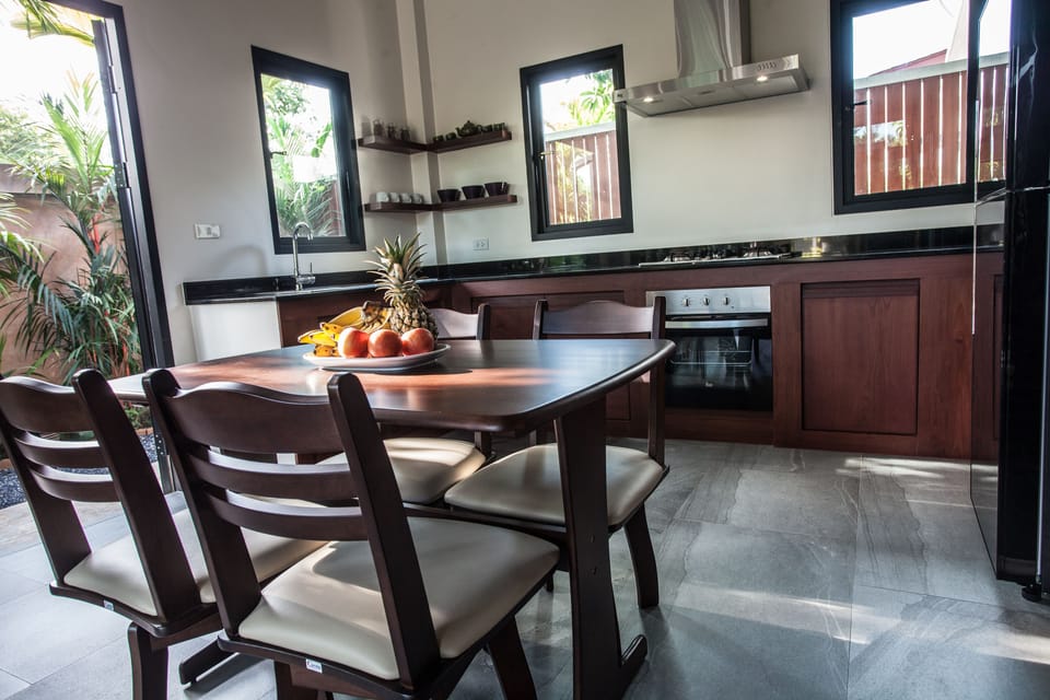 Executive Bungalow | Private kitchen | Full-size fridge, microwave, oven, stovetop