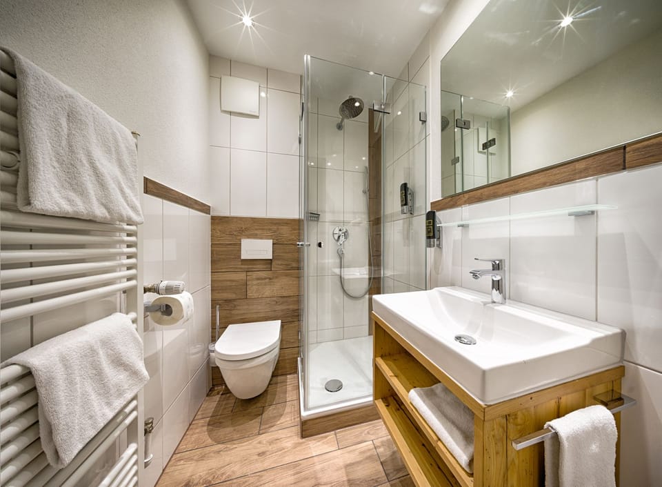 Deluxe Double Room, Balcony | Bathroom | Shower, hair dryer, bathrobes, towels