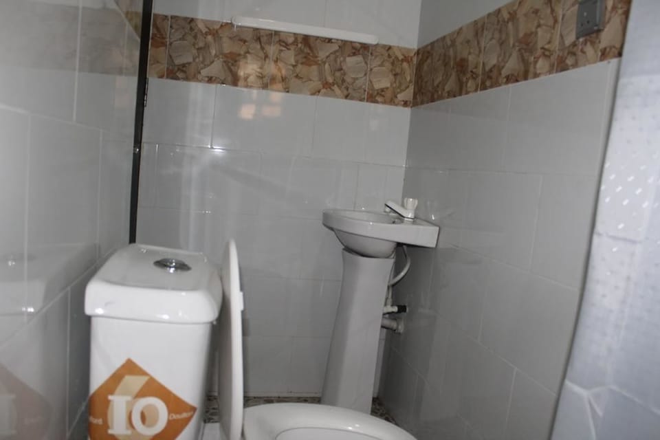 Standard Room | Bathroom | Shower, rainfall showerhead, free toiletries, hair dryer