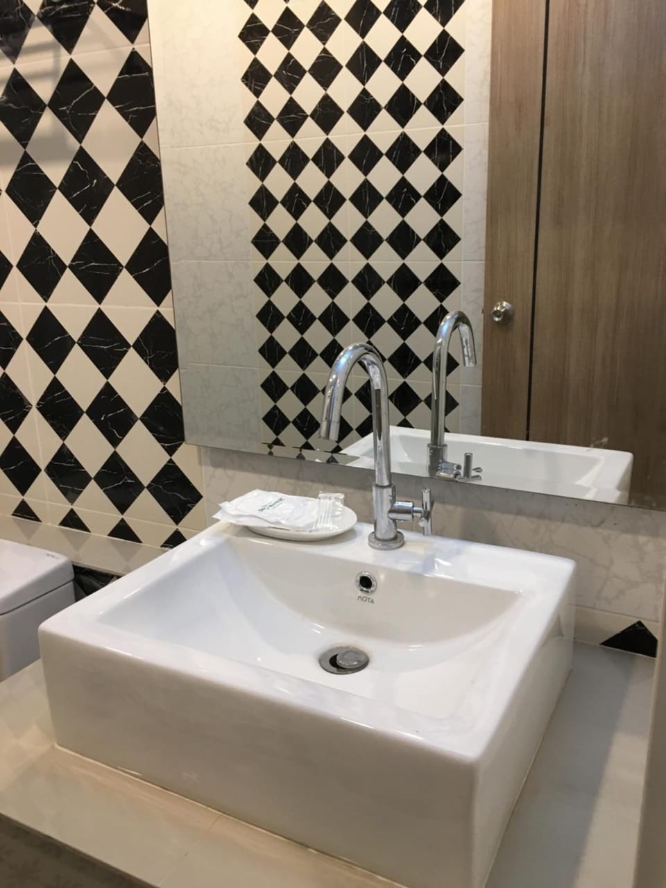 Shower, hydromassage showerhead, free toiletries, towels