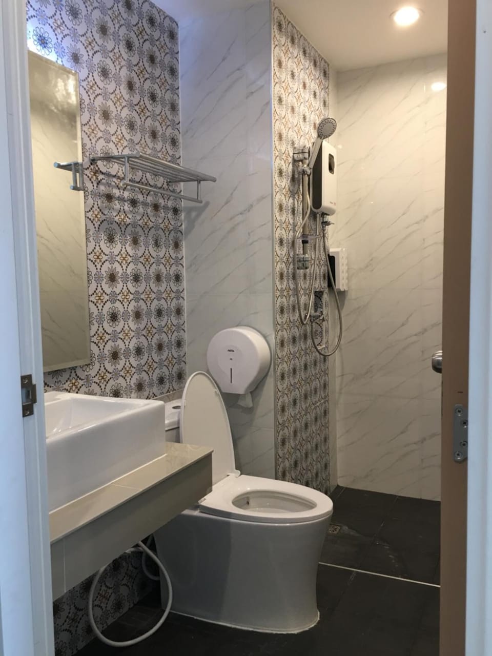 Shower, hydromassage showerhead, free toiletries, towels
