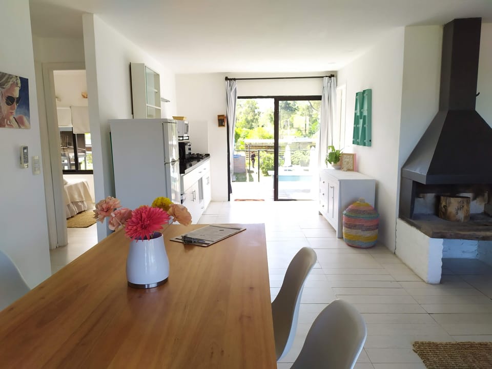 Grand Apartment, 3 Bedrooms | Living room | 32-inch flat-screen TV with satellite channels, TV