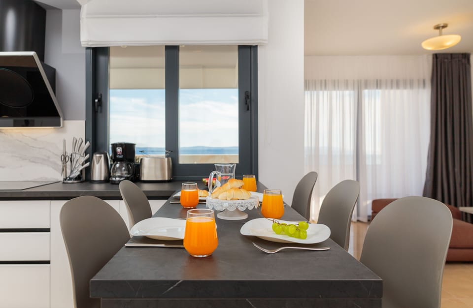 Luxury Apartment, 3 Bedrooms, Sea View, Beachfront (App 4) | In-room dining