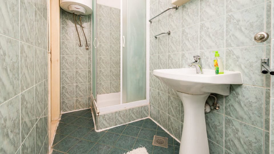 Shower, towels