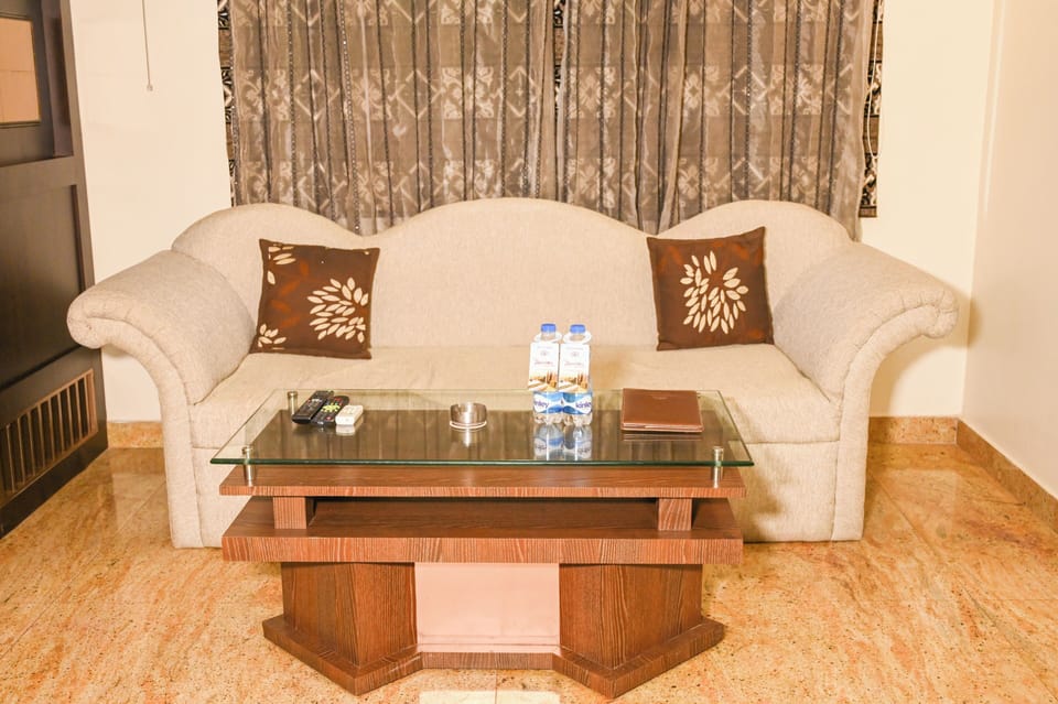 Deluxe Double Room | In-room dining