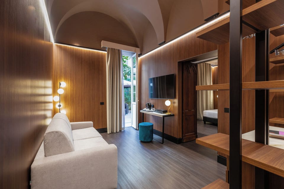 Suite | In-room safe, desk, soundproofing, free WiFi
