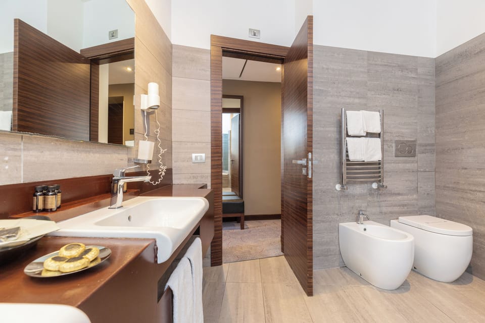 Quadruple Room | In-room safe, desk, soundproofing, free WiFi